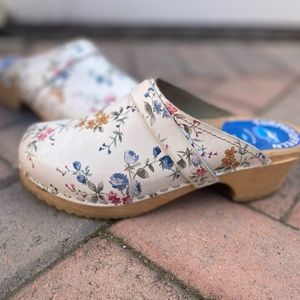 Floral Swedish clogs. 💐 Size 6.5